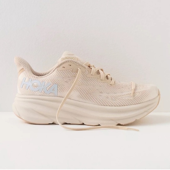 Hoka One One Shoes - HOKA Clifton 9 Sneakers in Shifting Sand Eggnog